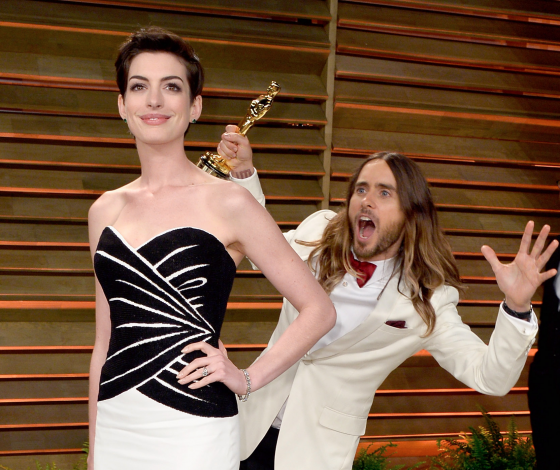 Топ-11 звезд, которые испортили фото другим звездам