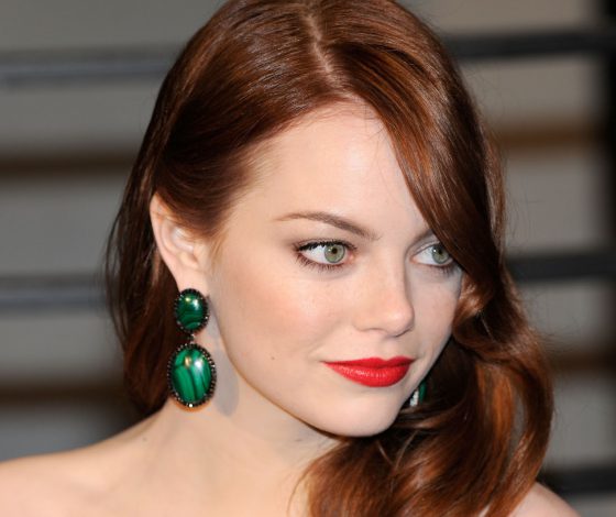 Почему у Эммы Стоун и ее визажиста одинаковые укладки?