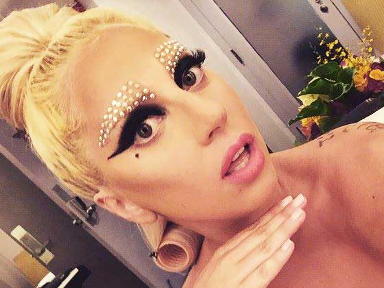 Ну это уже слишком! Брови как ёлочные игрушки