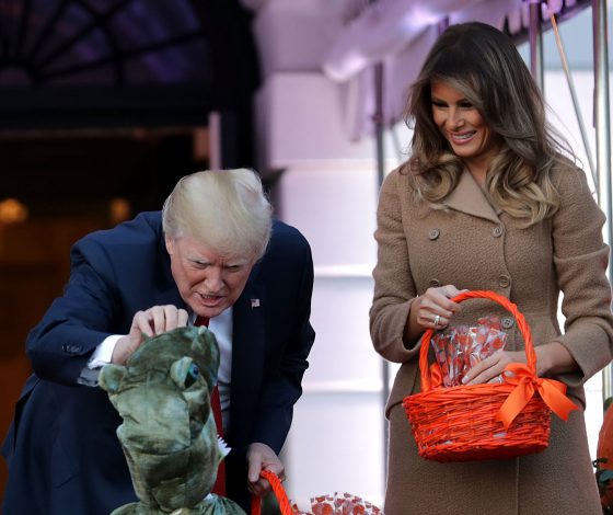 Мелания Трамп умеет улыбаться! Как Дональд Трамп и первая леди отметили Хэллоуин?