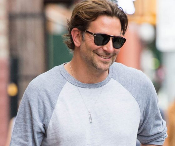 Счастливый Брэдли Купер на улицах Нью-Йорка