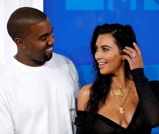 Почти улыбнулся. Ким Кардашьян поделилась семейным фото с Канье Уэстом и детьми