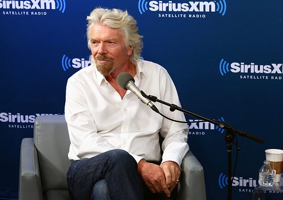 Ричарда Брэнсона обвиняют в изнасиловании, а он всего лишь сделал «брр», уткнувшись в грудь певицы