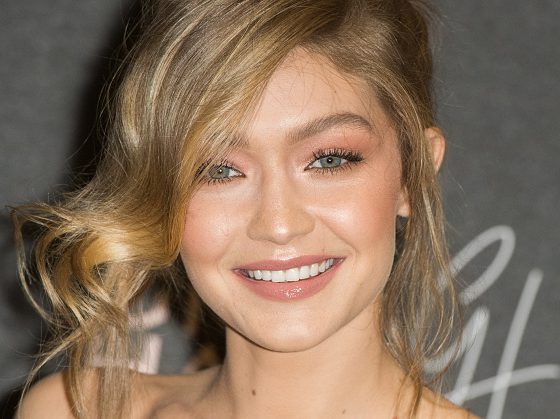 Джиджи Хадид дважды за день сменила наряды и один раз чуть не упала перед папарацци