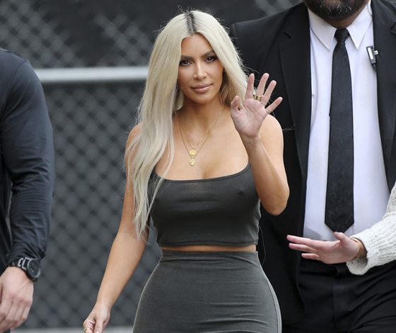 Очередные смайлики от Ким Кардашьян. Теперь без больших поп!