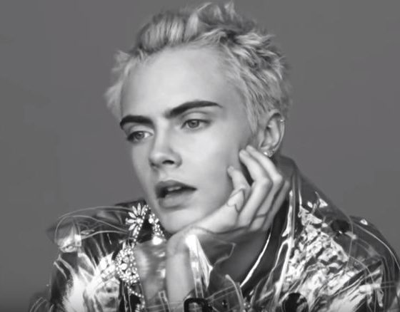 Кара Делевинь спела для Burberry! Видео здесь!