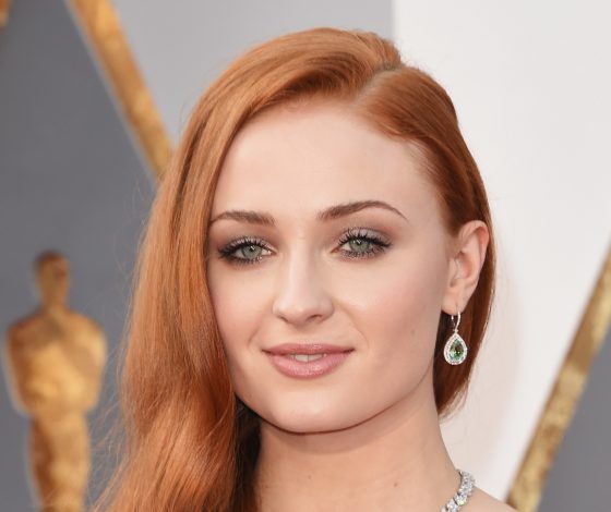 «Север близко»: в Сети создали мемы про беременность Софи Тернер