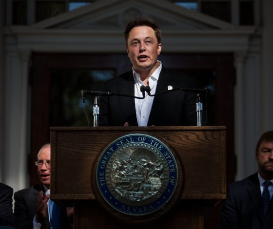 Илон Маск приостанавливает сделку с Twitter