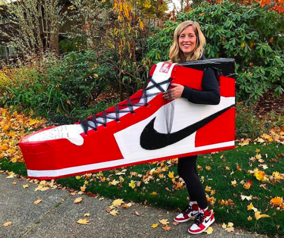 Человек-кроссовок и пакет: во что на Хэллоуин наряжались хайпбисты и сникерхеды?