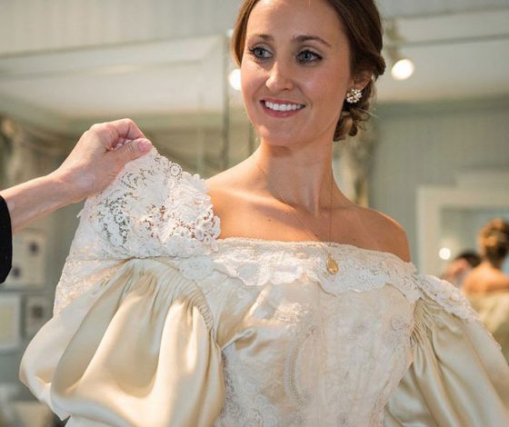 Свадебному платью этой девушки 122 года! И она 11-я, кто его надевает!