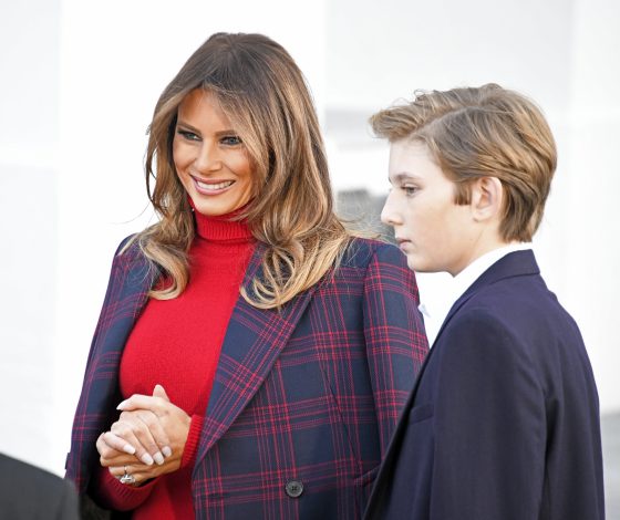 Новый выход Мелании Трамп! В Белый дом уже привезли елку!