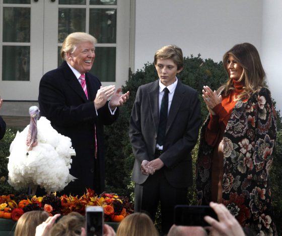Мелания, Дональд и Бэррон Трамп на церемонии ко Дню благодарения в Белом Доме