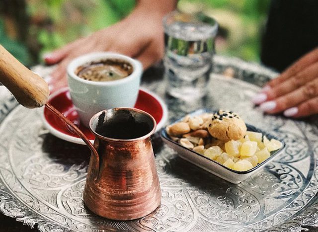 В турции подают кофе с водой. Кофе по турецки. Турецкий кофе подача. Восточный кофе. Джезва кофе по восточному.