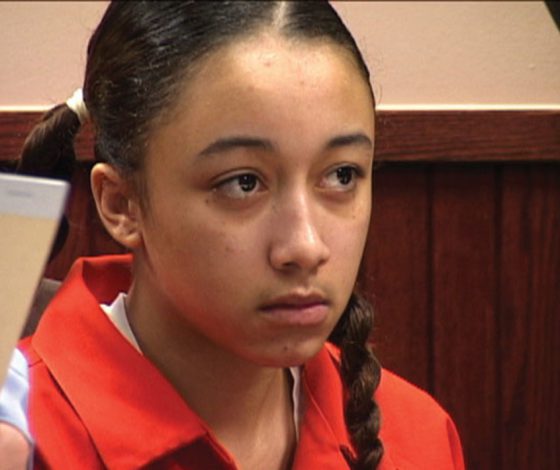 История Синтойи Браун: от изнасилования в 16 до пожизненного заключения. Почему за нее заступились Ким и Рианна?