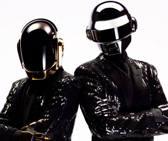 Снежный шар, бомбер и елочные игрушки: Daft Punk выпустил новогодний мерч