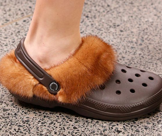 Christopher Kane выпустили кроксы с мехом, и это самая странная обувь в мире