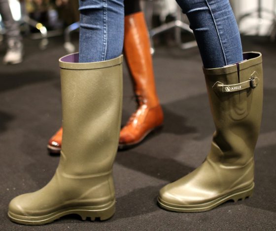 Как носить резиновые ботинки? Учимся у звёзд