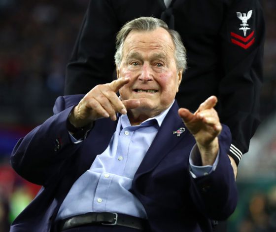 Джорджа Буша-старшего обвинили в домогательствах. Снова!