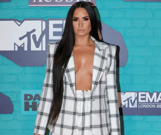 Ничего не напоминает? Деми Ловато скопировала образ Ким Кардашьян на красной дорожке!