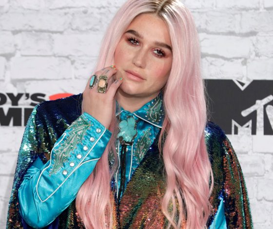 Певица Кеша расторгла помолвку с загадочным возлюбленным