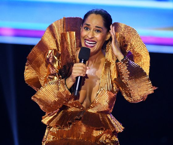 Что нужно знать о ведущей AMA 2017? А еще здесь все ее платья!