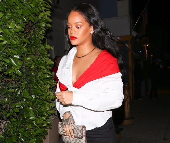 Голубая шуба и сапоги: новый выход Рианны в Нью-Йорке