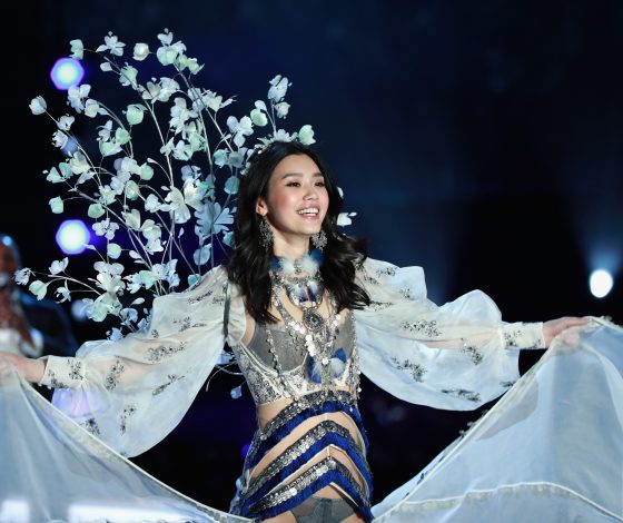 Китайская модель упала на показе Victoria’s Secret!
