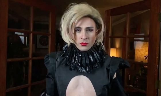 Этот парень копирует наряды и макияж звезд. Это очень смешно!