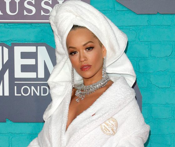 Вот это улыбка! Рита Ора с золотым зубом