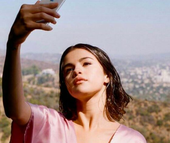 Очень вовремя: Селена Гомес только что выпустила свой самый необычный (и классный) клип!