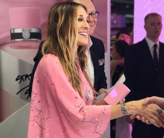 Сара Джессика Паркер прилетела в Москву и появилась на публике в образе от российских дизайнеров!