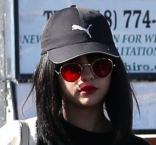 Что-то новенькое! Селена Гомес с красной помадой