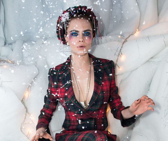 Смотри, как прошла рождественская вечеринка Кары Делевинь и Burberry