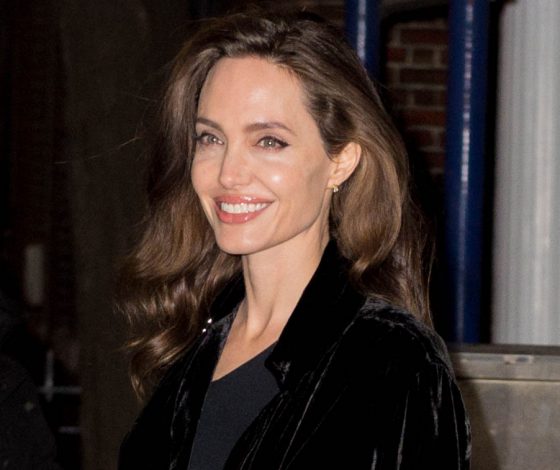 Семейный выход: Анджелина Джоли в вечернем платье и с детьми