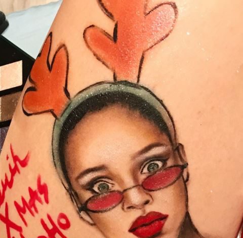 Фанатка Рианны рисует портреты звезды у себя на теле… помадой