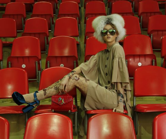 Летящие платья, мини-сумки и очки с мехом в новогоднем лукбуке Alena Akhmadullina