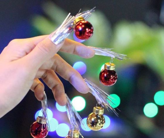 Рождественский маникюр с гирляндами. Повторять не советуем!