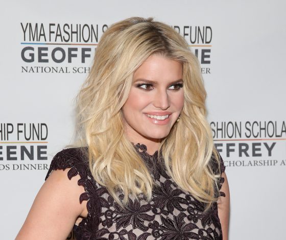 Первый выход Джессики Симпсон после родов. Как выглядит звезда?