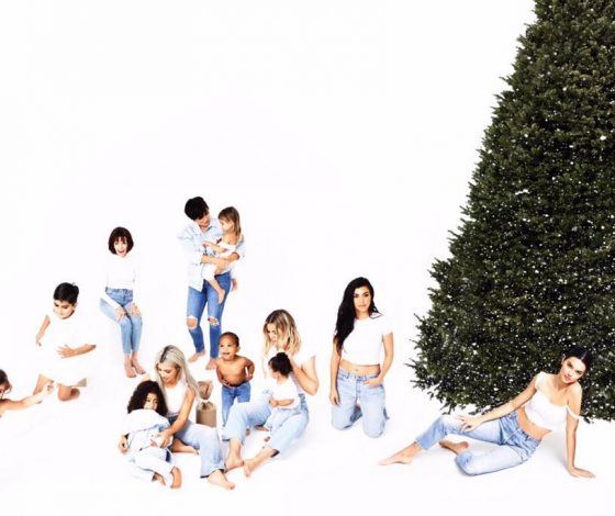 Наконец-то! Последняя рождественская открытка от семейства Кардашьян. И Кайли опять нет