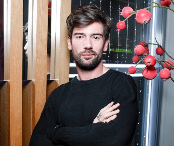 Антон Лаврентьев и другие звезды на презентации IQOS в рубиновом цвете