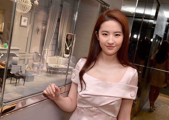 Стала известно, кто сыграет главную роль в киноверсии «Мулан»