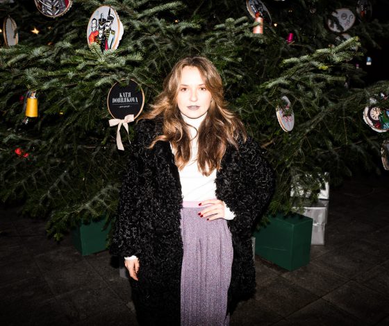 Российские дизайнеры украсили новогодние елки на Кузнецком мосту