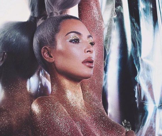 Блестки на голом теле: Ким Кардашьян против Анастасии Решетовой. Кто тебе нравится больше?