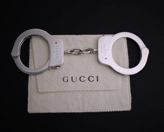 Ничего себе! Сколько стоят наручники Gucci 1998 года?