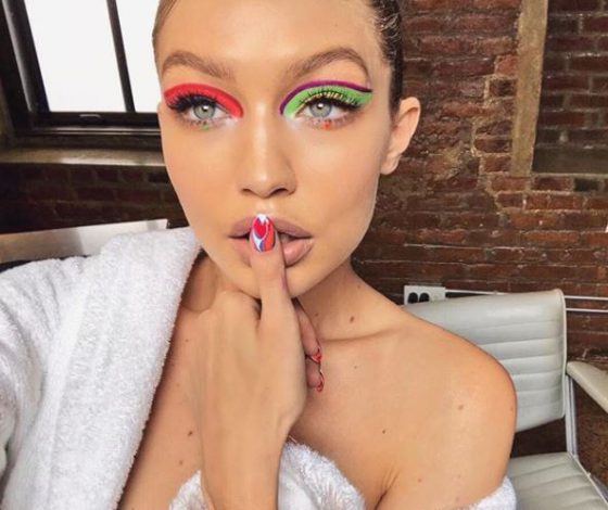 Красиво. У Джиджи Хадид разноцветный маникюр