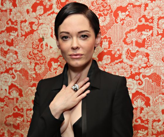 Ну такое. Роуз Макгоуэн поделилась селфи с голой грудью