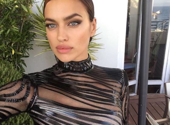 Не холодно? Ирина Шейк вышла на улицу без юбки