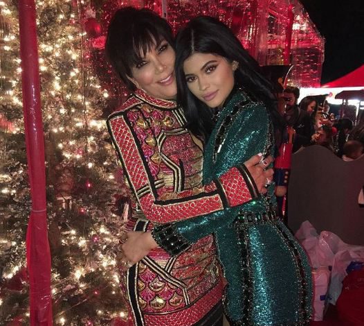 Новый год у Кардашьян: топ новогодних фото, видео и образов звездной семьи