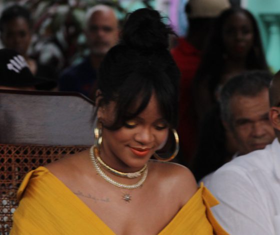 Рианна на Барбадосе! Вся в желтом!