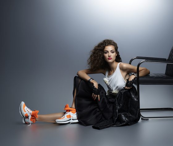 На все руки мастер: Карл Лагерфельд снял лукбук весенней коллекции Chanel